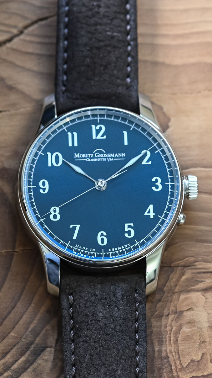 moritz grossmann central second blue on a table